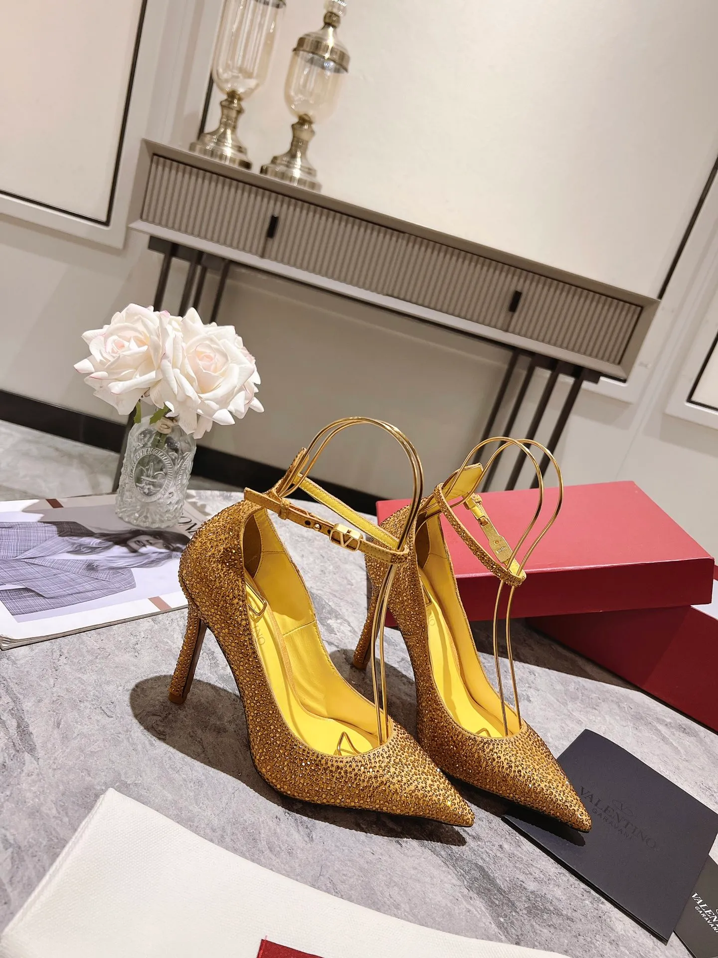 👟👟Ex-factory price 500👟👟 Genuine leather sole +40 Top version 𝑉𝐴𝐿𝐸𝑁𝑇𝐼𝑁𝑂 Valentino new spring and summer women's 6⃣️color "Czech Diamond💎" full diamond shoes The unique [V’s handcrafted diamond production] brings out a full sense of high-end, and the new season will live up to expectations! Worth buying★Absolutely high-grade❥Original method, Absolutely sensual❥Elegant style, creating a different feeling, simple and elegant style!  Code number: 35-41 (34-42 customized, non-returnable) Lining: Sheepskin lining Heel height: 10cm Leather outsole Rubber outsole